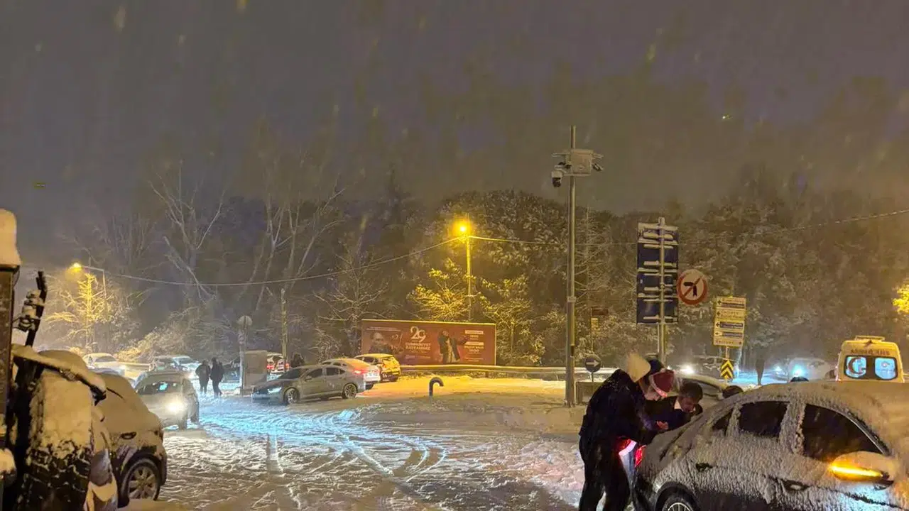 İstanbul'da yeni yılın ilk dakikalarında kar sürprizi: Köprü manzarası kabusa döndü!