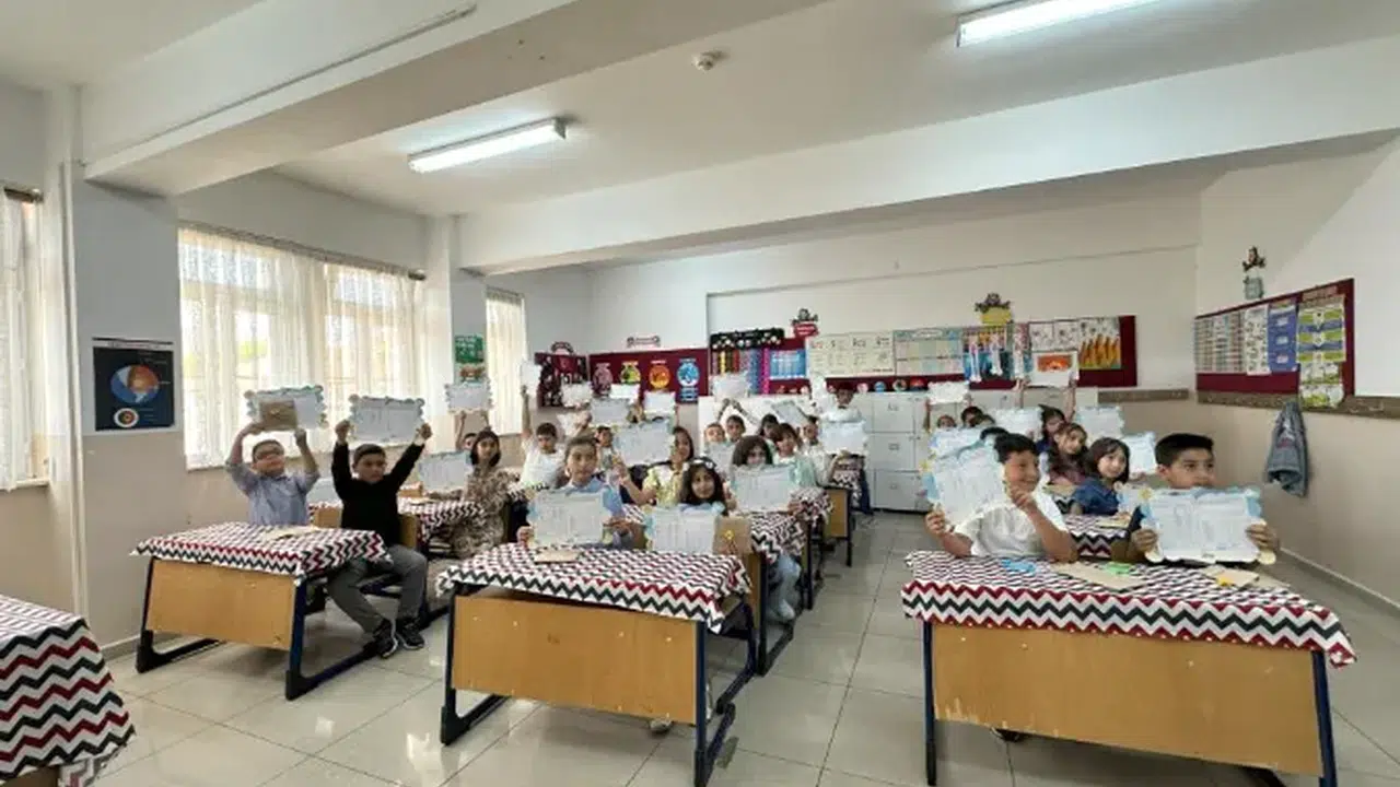 Karneler dağıtıldı, tatil başladı: Erzincan’da 41 bin 002 öğrenci tatile girdi.