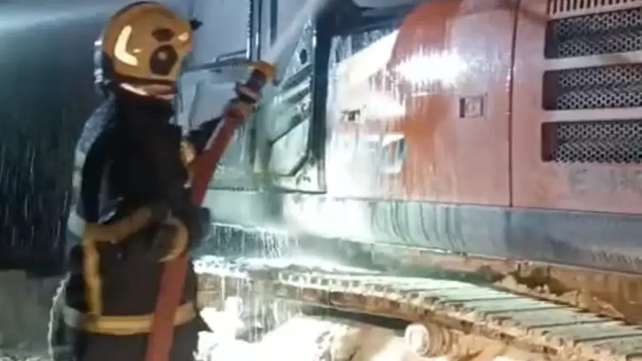 Bir anda alev aldı, ekipler seferber oldu: Batman'da iş makinesi yangını!