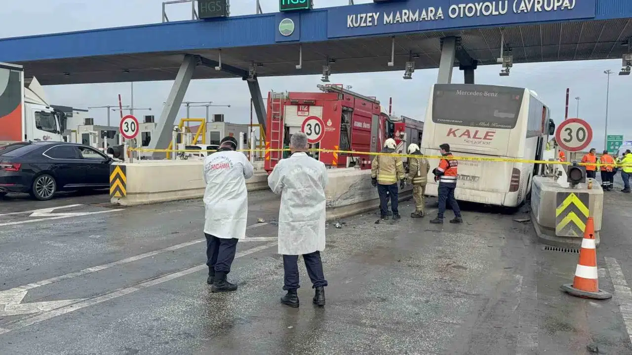 Gişelerde trafik durdu, hayatlar sıkıştı! O korku dolu anlar dron kamerasıyla böyle görüntülendi...