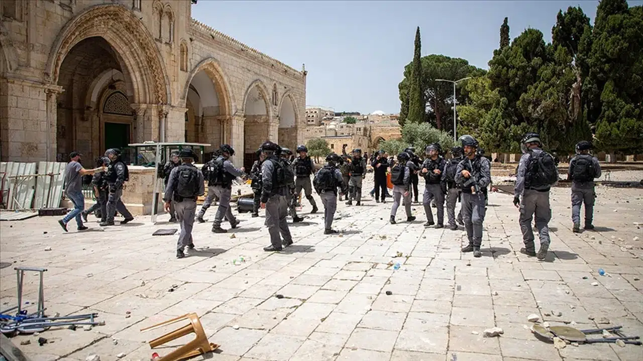 İskoçya’da İslamofobik saldırı: Merkez Cami hedef alındı