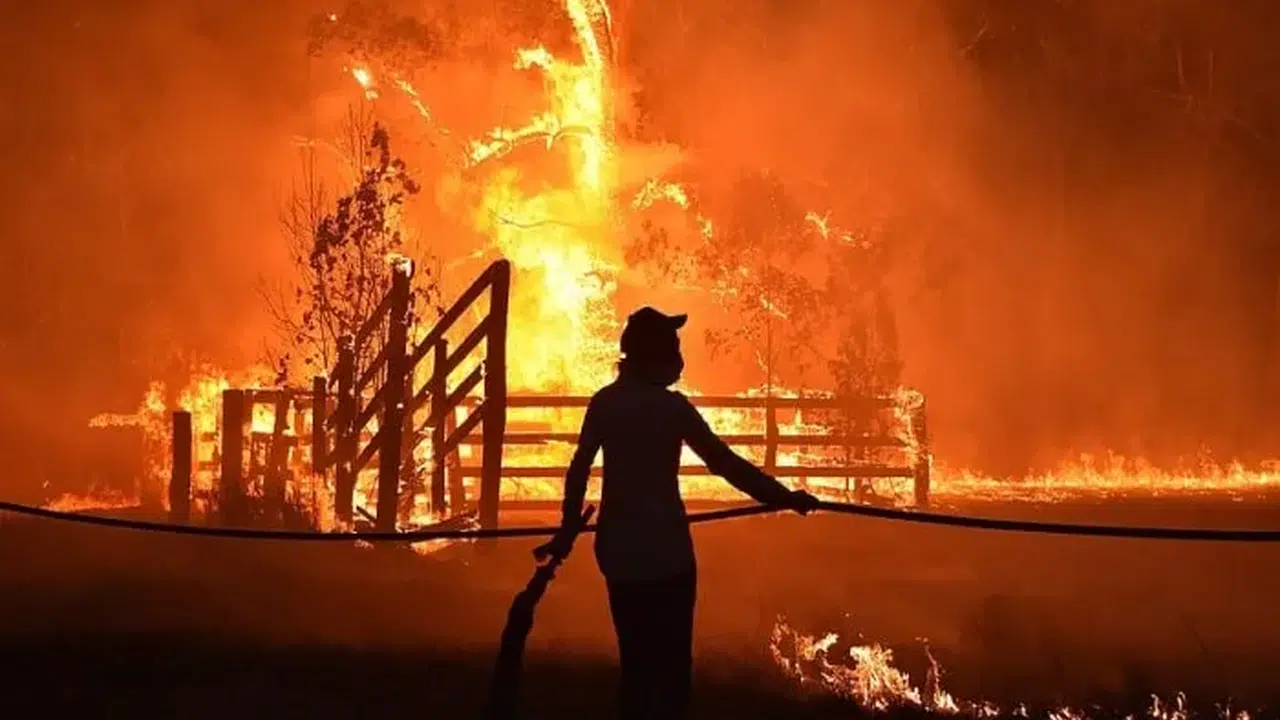 Kadıköy’de alev kapanı: Canını kurtarmak için pencereden atladı!