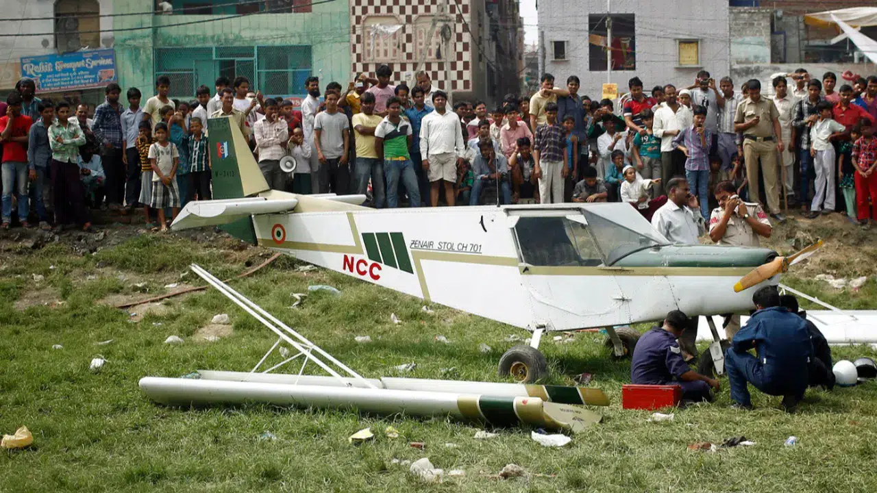 Hindistan’da gökyüzünde tehlike: Eğitim uçağı düştü!