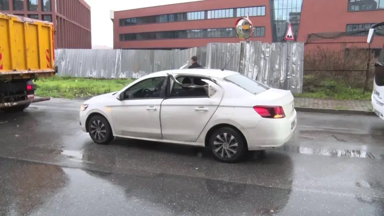 Üsküdar'da damper kapağı facia yarattı: Birden açıldı, hem yayaya hem araca zarar verdi!