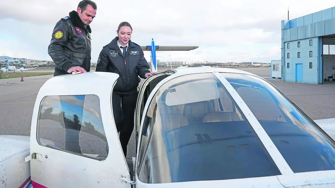 Farklı mesleklerden aynı hayallere uçuyorlar: THK Üniversitesi’nde kadın pilot yetişiyor!