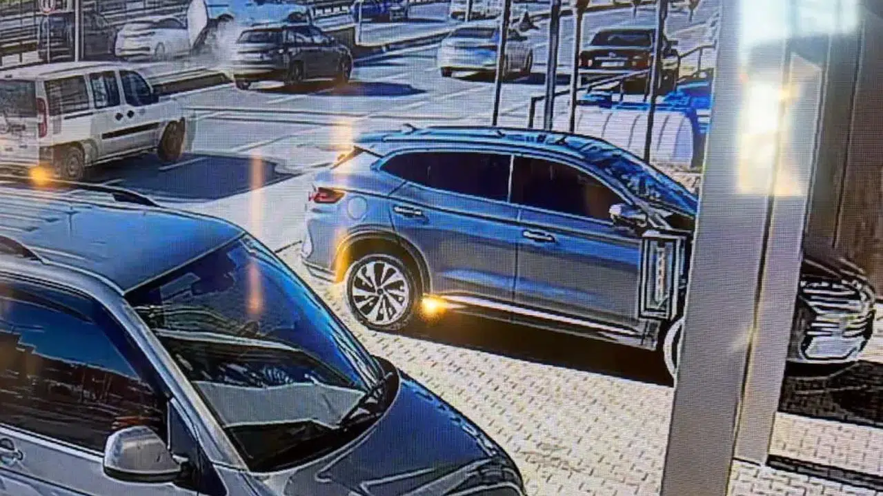 Bariyer kazası trafiği durdurdu: Esenyurt’ta araç yan yattı!