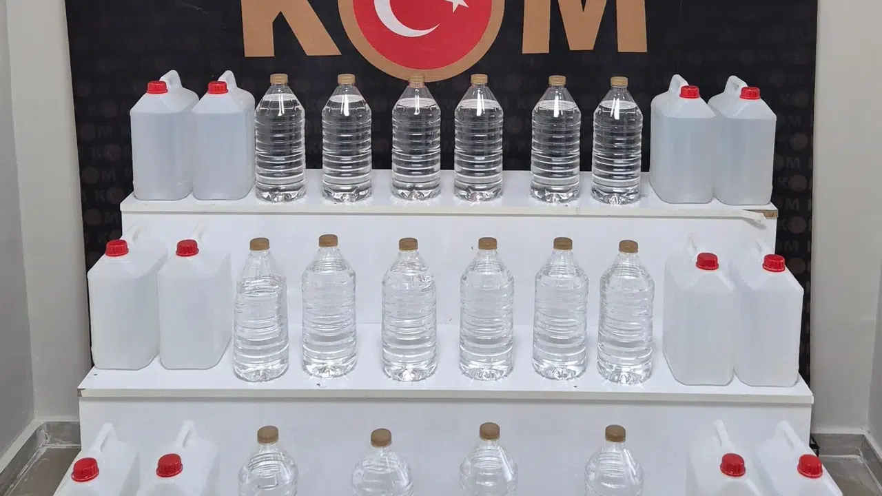Kargo paketlerinde zehir alarmı! 80 litre etil alkol yakalandı