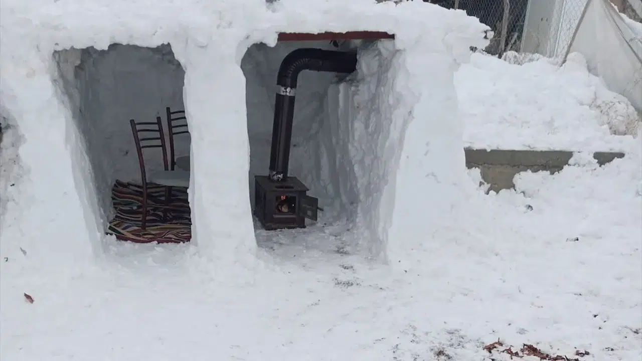 Baba’dan sürpriz! Çocuklar için kardan minik ev