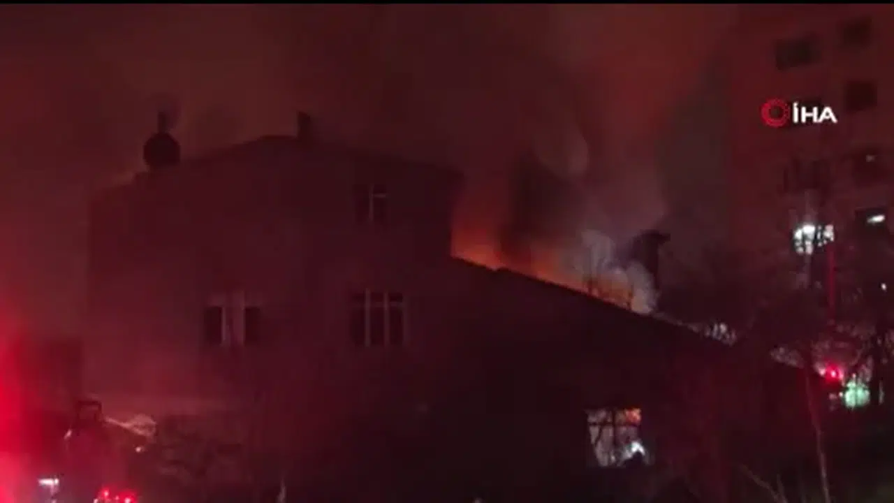 Ümraniye’de gece yarısı korku! Alevler çatıyı sardı