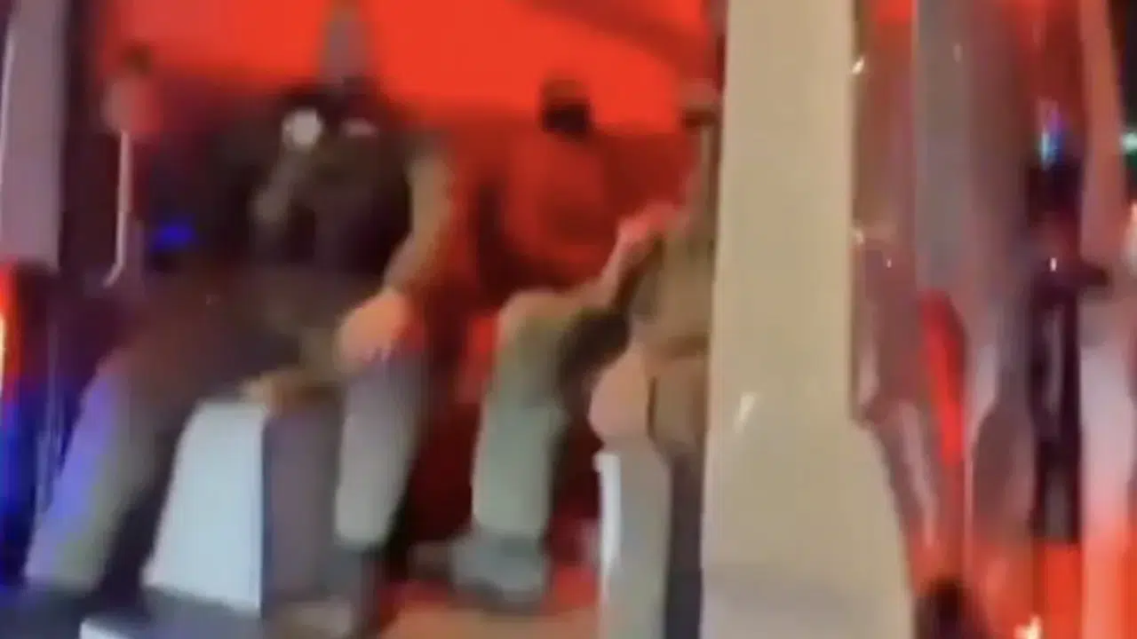 Maduro’nun ABD’ye götürülüşü şova dönüştü: Olay yaratan görüntüler