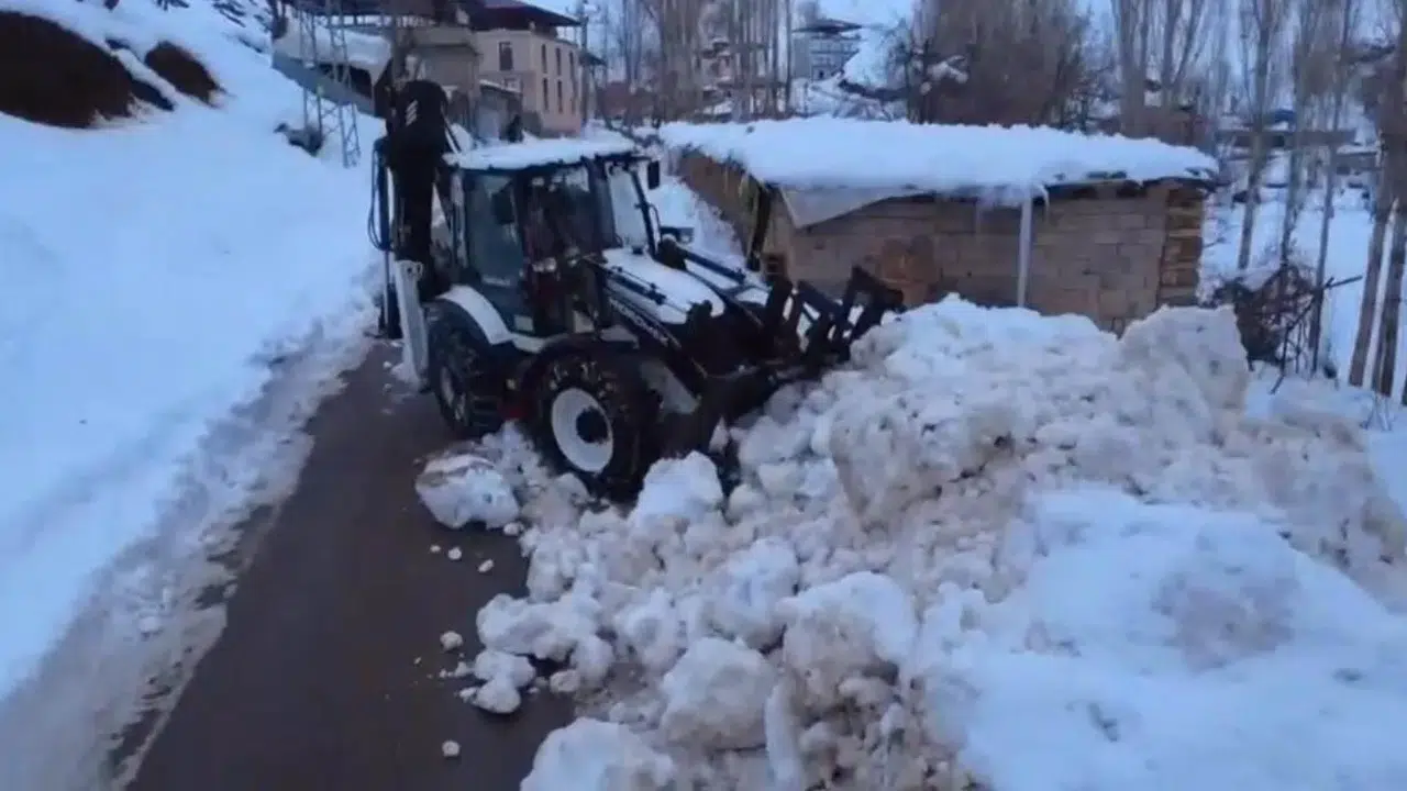 Yoğun kar yağışı Şırnak’ı esir aldı! Ekipler aralıksız çalışıyor