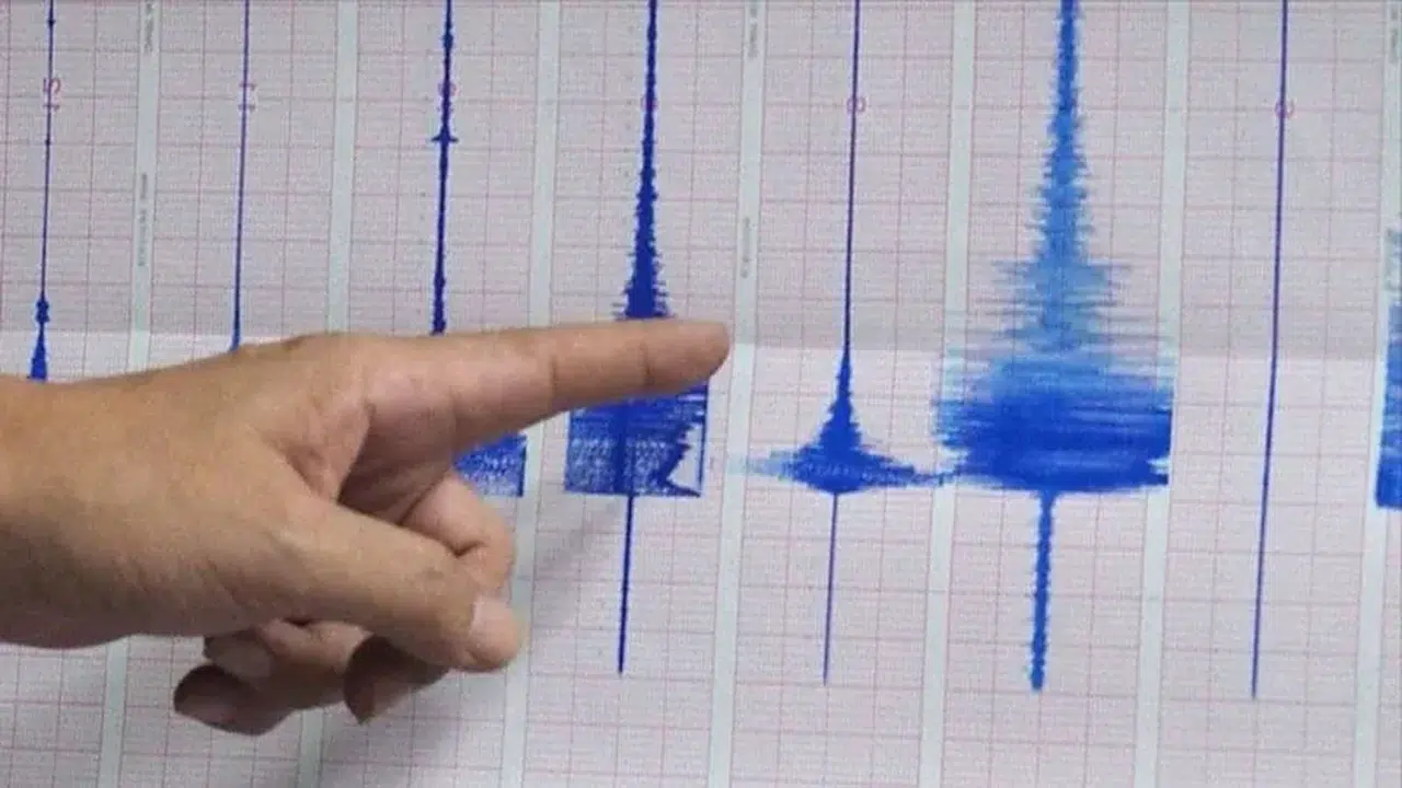 Elazığ sallandı! Deprem korkuttu, vatandaşlar sokağa döküldü