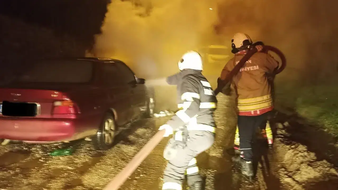 Hatay’da seyir halindeki otomobil alev alev yandı!