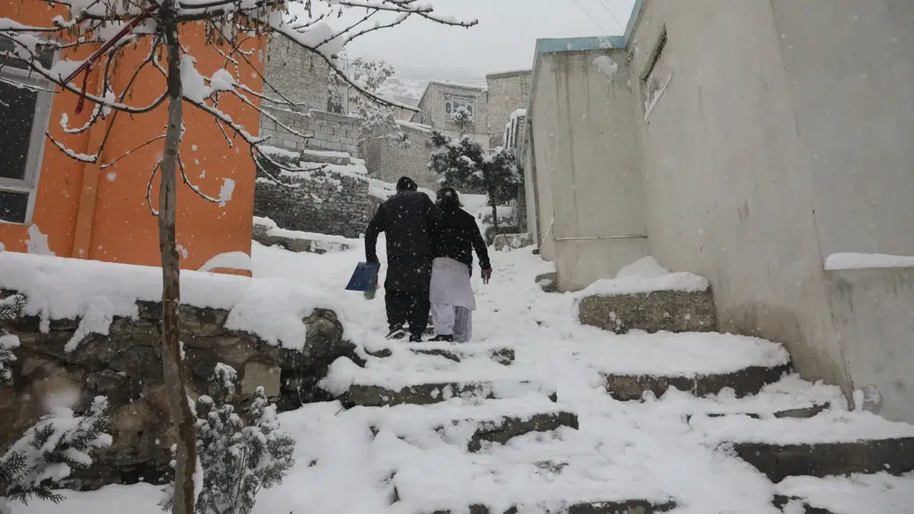 Kar Afganistan'ın felaketi oldu: 12 kişi donarak can verdi, 274 ev yok oldu!