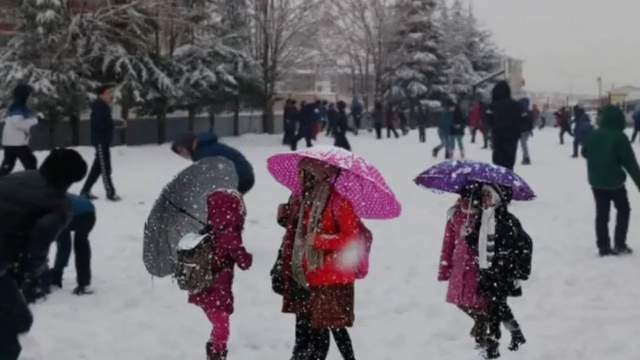 9 Ocak İstanbul'da okullar tatil oldu mu? Valilikten beklenen kar tatili ve fırtına açıklaması