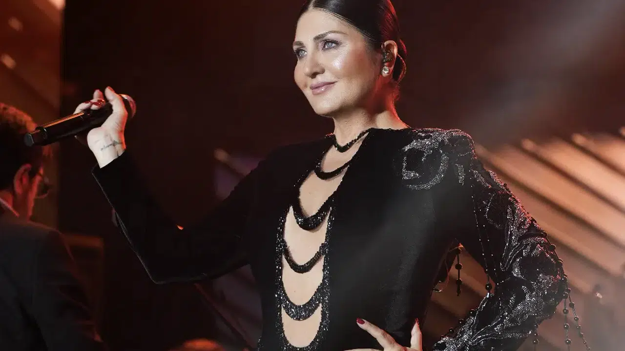 Sibel Can siyah elbisesiyle göz kamaştırdı şarkılarıyla geceyi ısıttı