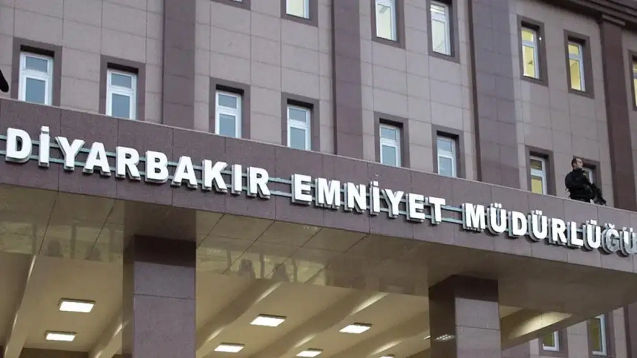 Diyarbakır Emniyet Müdürlüğü’ne patlayıcı atıldı! Valilikten ilk açıklama