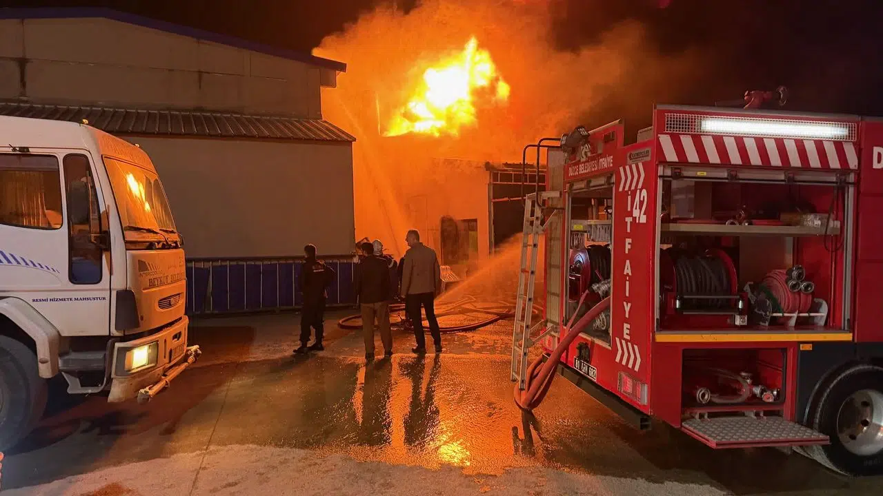 Düzce’de Hangi Fabrika Yandı? Kaynaşlı’daki Dev Yangının Nedeni Ne?