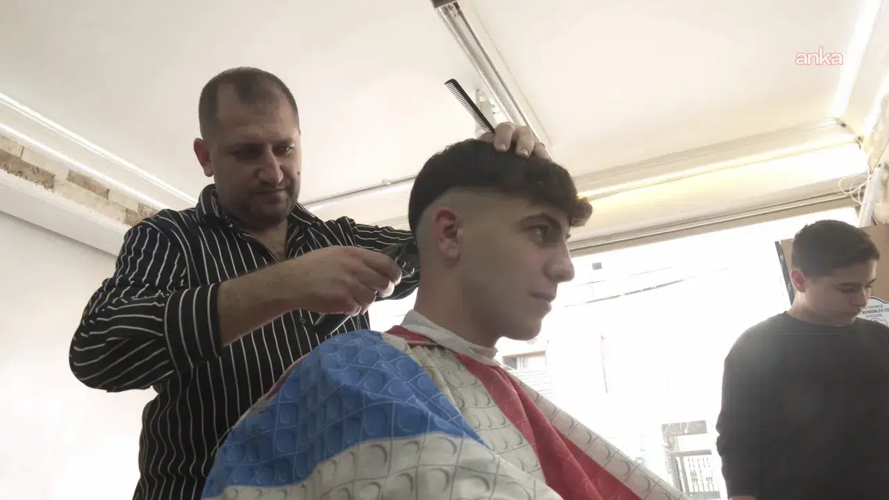 Hüseyin Doğan kimdir, askıda tıraş nedir? İzmir Bayraklı’daki berberin örnek dayanışma hikâyesi