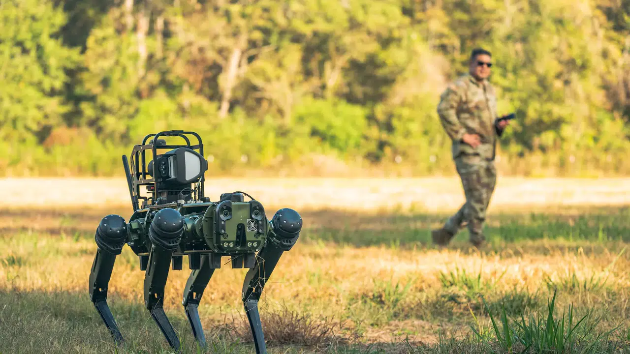 Savaş alanında yeni aktör: Japon ordusu robot köpeklerini sahaya sürdü