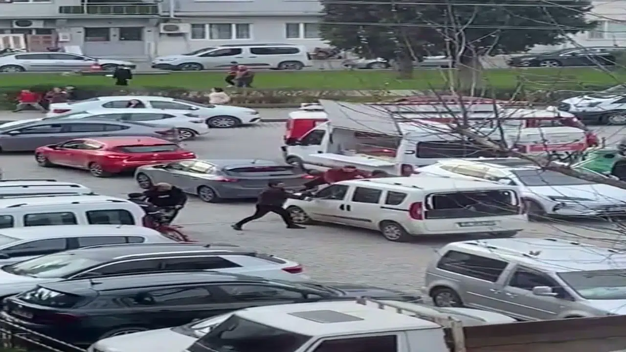 İzmir’de trafikte dostane karşılama... Sopalı dehşete biber gazlı nokta!