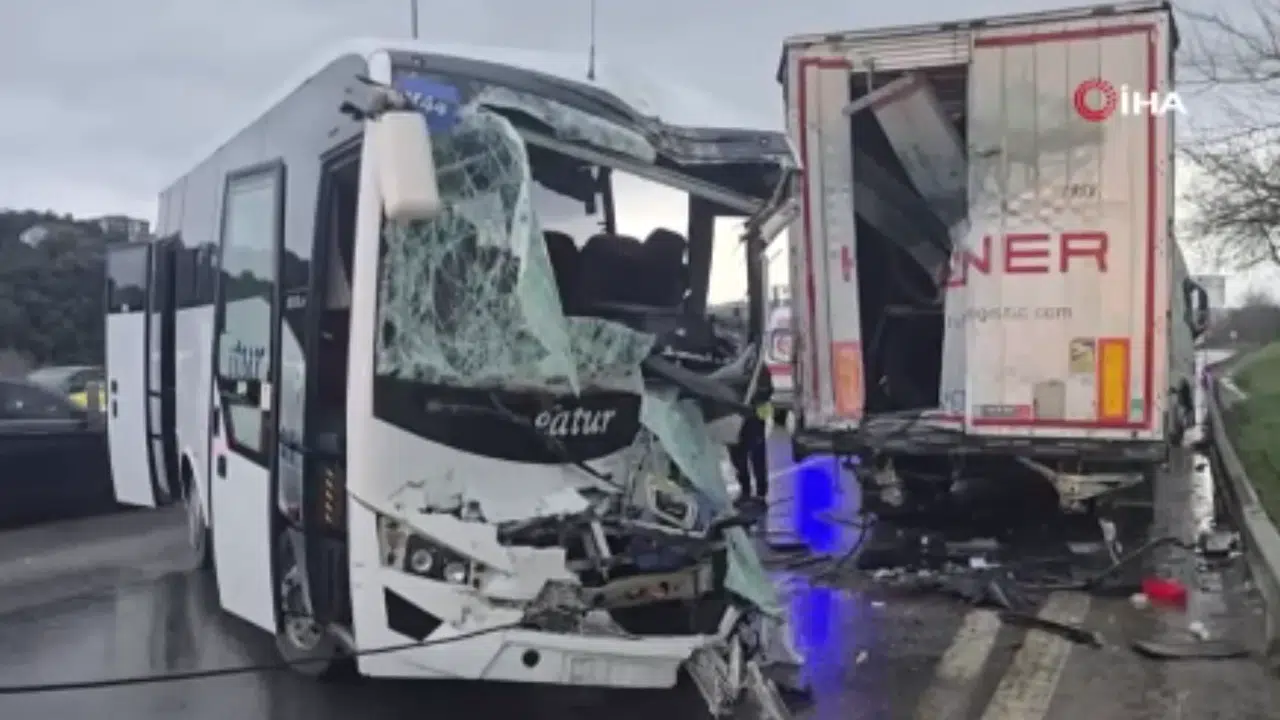 Tuzla’da bir sabah daha kazayla karardı... Servis minibüsü tıra ok gibi saplandı, çığlıklar yolu inletti!