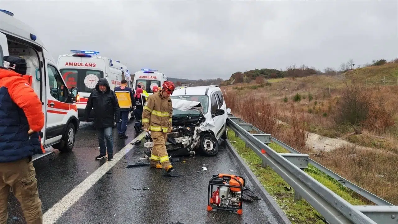 Otoyolda 12 araçlık zincirleme kaza: 1 kişi hayatını kaybetti