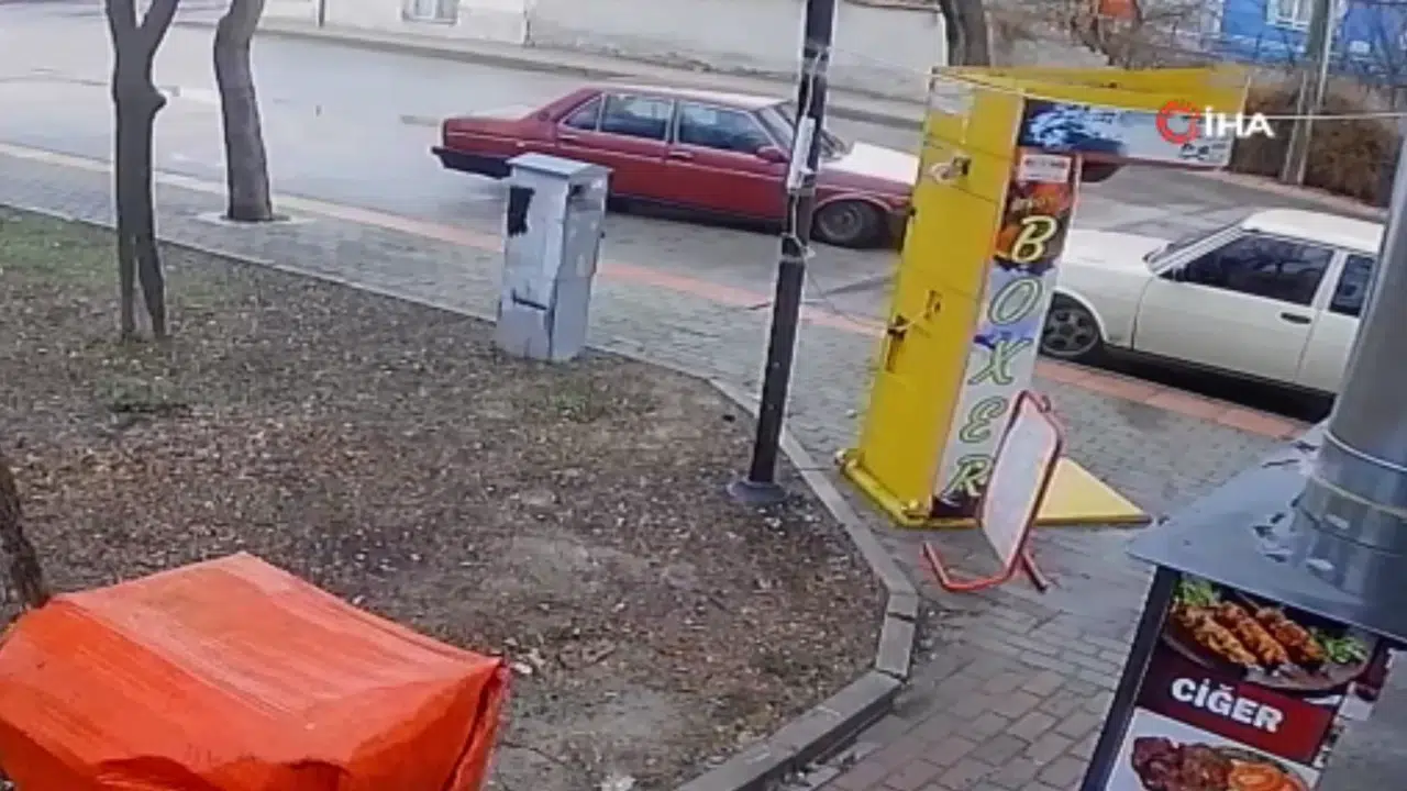 Karaman’da drift faciası kamerada: Park halindeki araca çarpıp kaçtı, plakasını düşürdü!