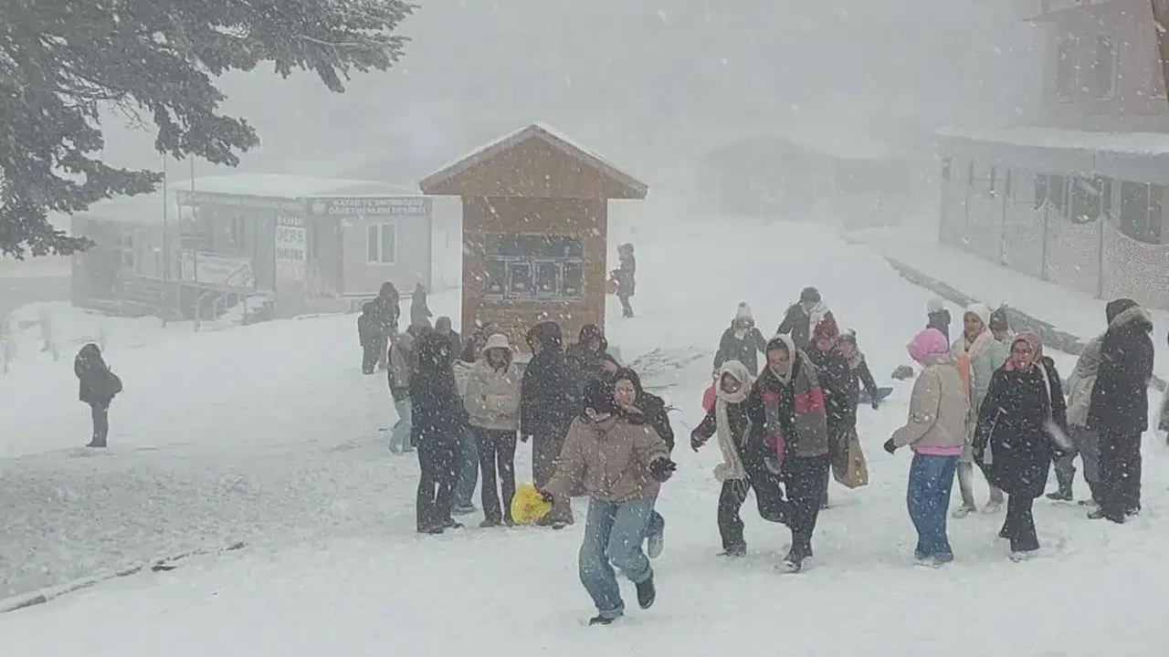 Uludağ’da kar sürprizi...Kar kalınlığı 60 santimetreyi aştı, pistler dolup taştı!