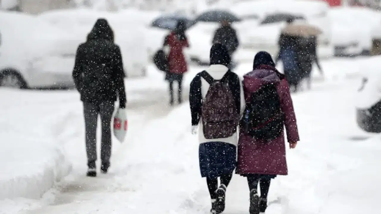Kar yağışı eğitimi vurdu... Üç ilçede taşımalı eğitime ara verildi!