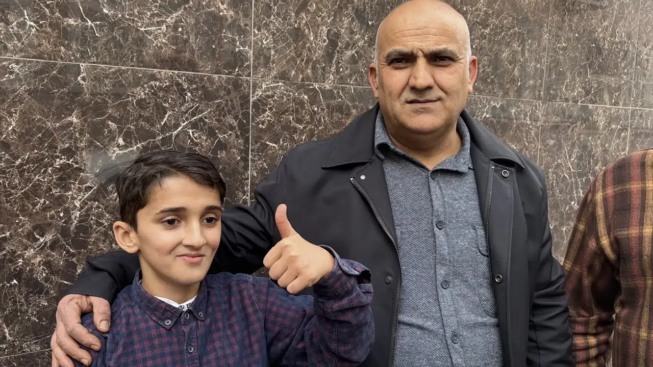 Ambulansı kurtaran kahraman çocuğun babası anlattı: “Oğlum hasta kurtulsun diye yol verdi”