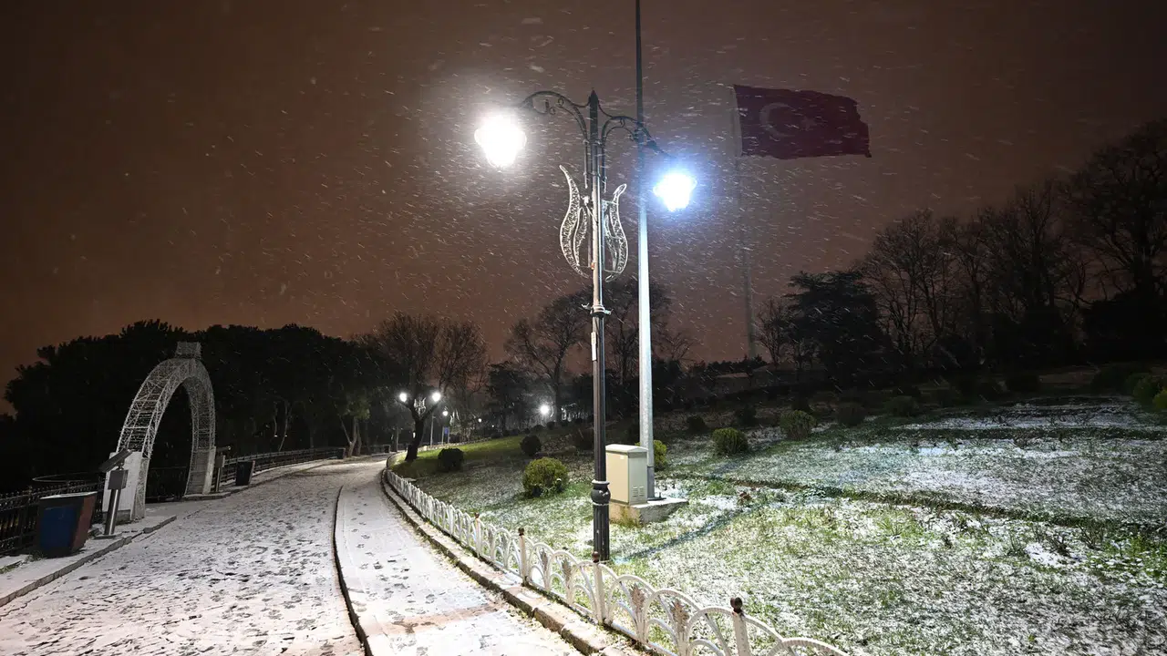 İstanbul’da kar geri döndü! Yüksek kesimler beyaza büründü