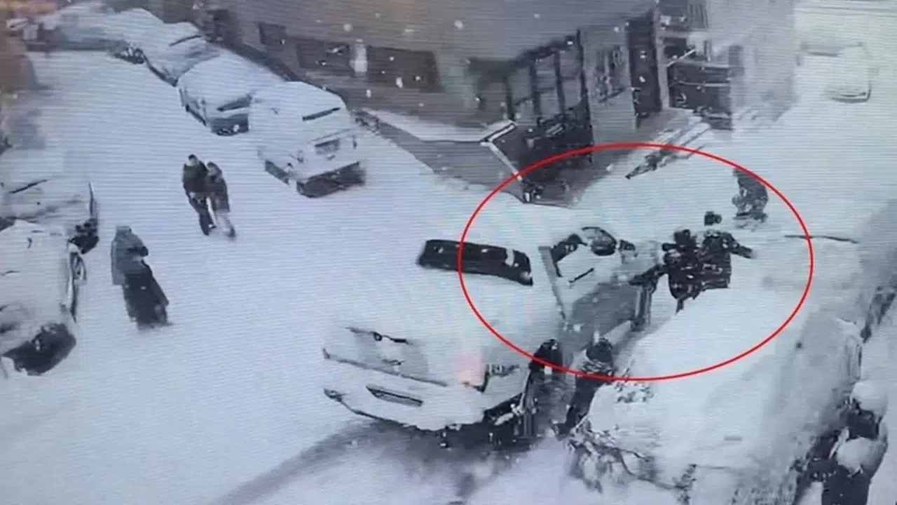 Kar topu oynayan kardeşlere pikap çarptı: Sürücü kaçtı