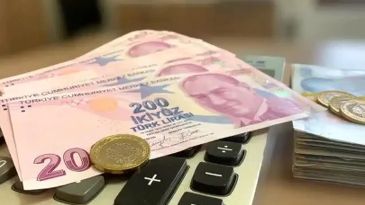 Emekliye '20.000 TL' müjdesi Meclis'ten geçti sayılır! İkramiye, zam farkları ve yeni 'Vatandaşlık Maaşı' için tarih verildi