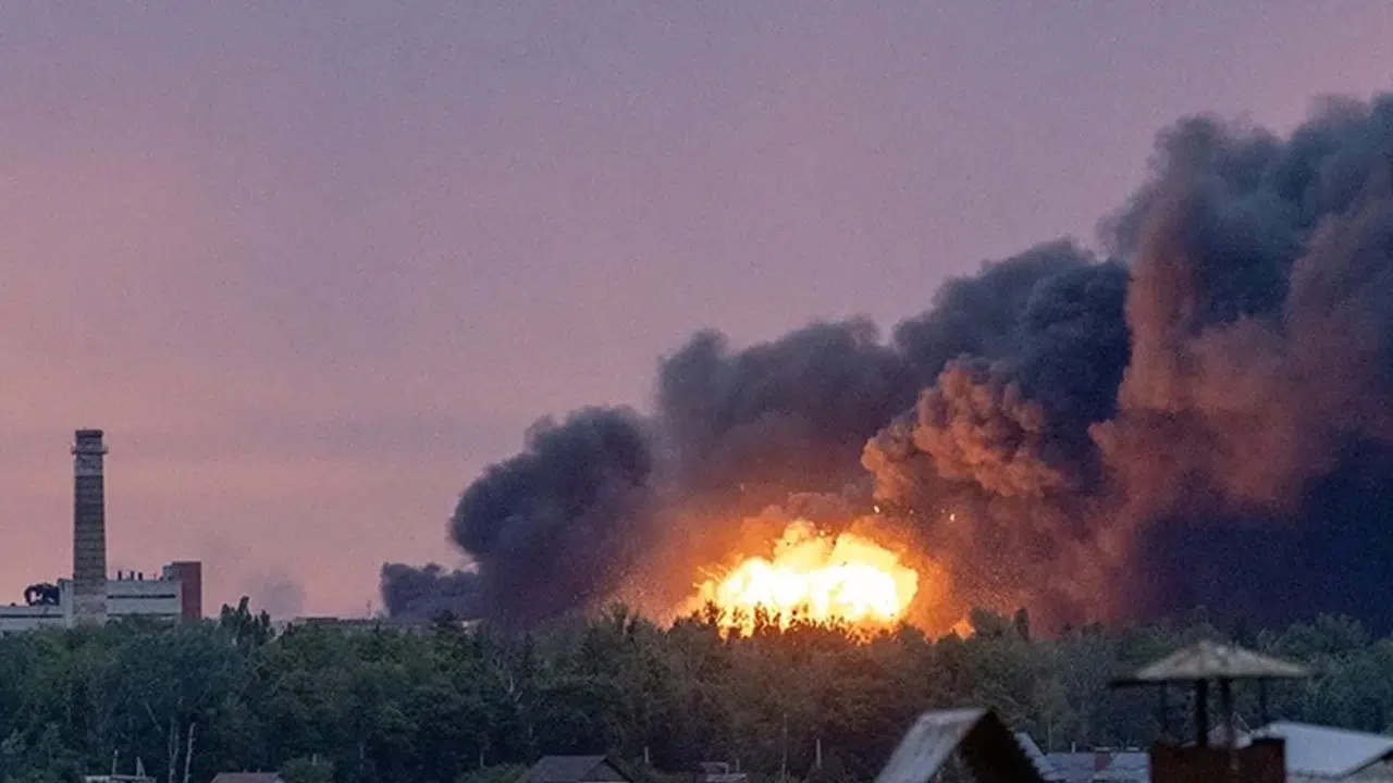 İHA parçaları düştü, petrol deposu yandı: Volgograd’da alarm!