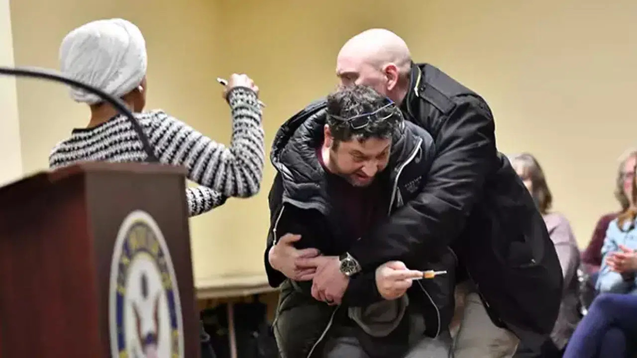 Trump gölgesinde dehşet anları: Ilhan Omar’a şırıngalı saldırı!