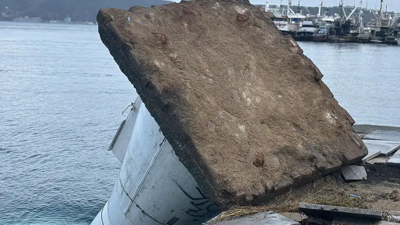 Sarıyer Kireçburnu’nda lodos felaketi önledi... Deniz feneri denize devrildi!