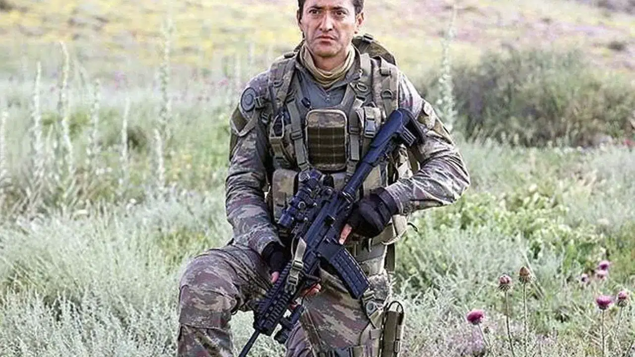 Burç Kümbetlioğlu evli mi, eşi kim, özel hayatı, Uzak Şehir dizisi Boran karakteriyle gündeme gelen oyuncu kimdir?