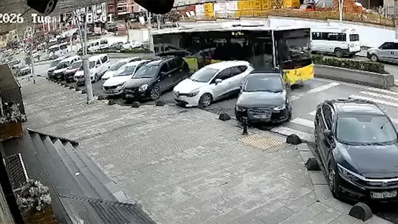 İETT otobüsünden duran arabalara saldırı! Esenler’de trafik terörü kameralara yansıdı…