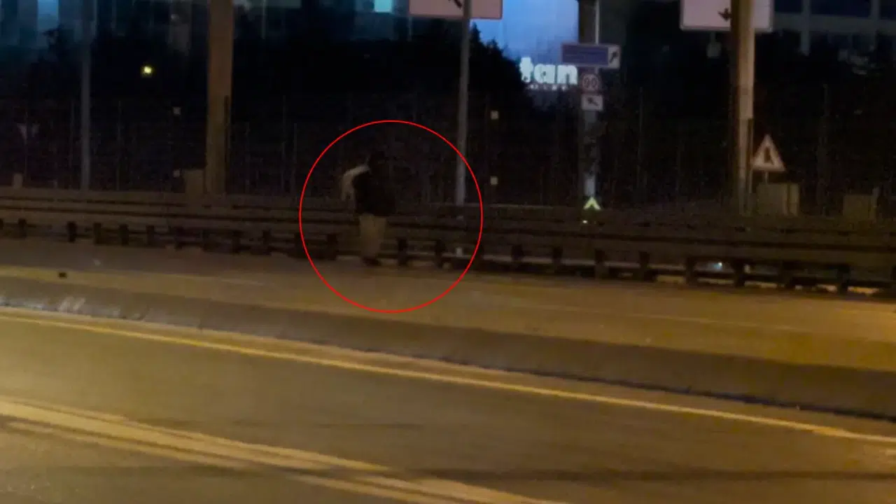 Trafikte ölüm oyunu… Beylikdüzü-Avcılar E-5’te yürüyen adam faciaya davetiye çıkardı!