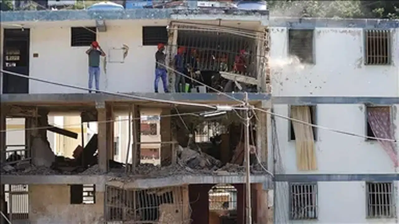 ABD vurdu, Caracas yaralı: 463 ev hasar aldı!