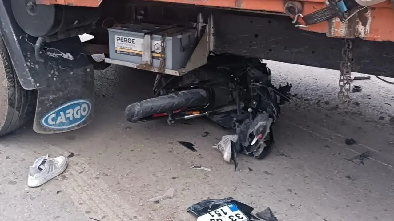 Tarsus’ta feci kaza! Motosiklet kamyonun altında kaldı