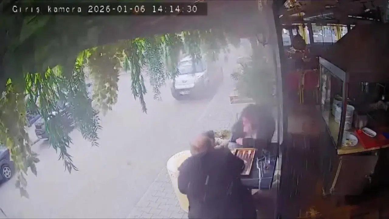 Saniyelerle kurtuldular! Restoranda patlama anı kamerada