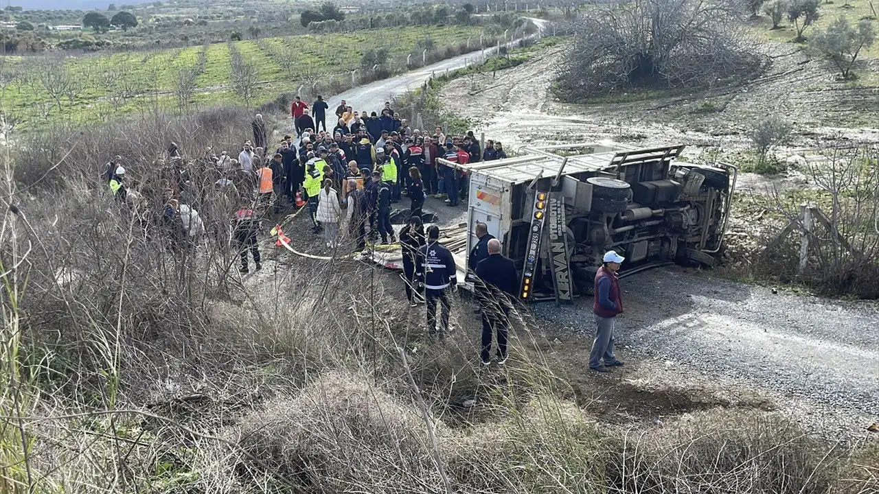 Aydın’da feci kaza! Kamyon şarampole devrildi