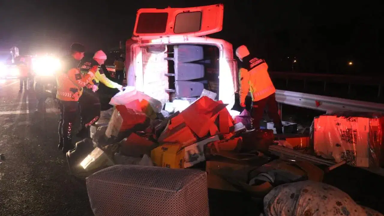 Sakarya’da korkunç kaza...Minibüs yan yattı!