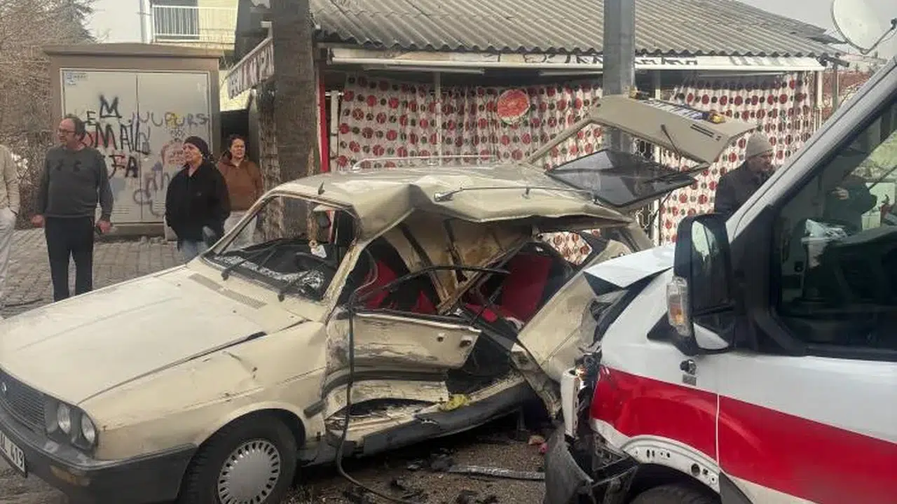 Isparta’da korkutan kaza...Ambulans ve otomobil çarpıştı!