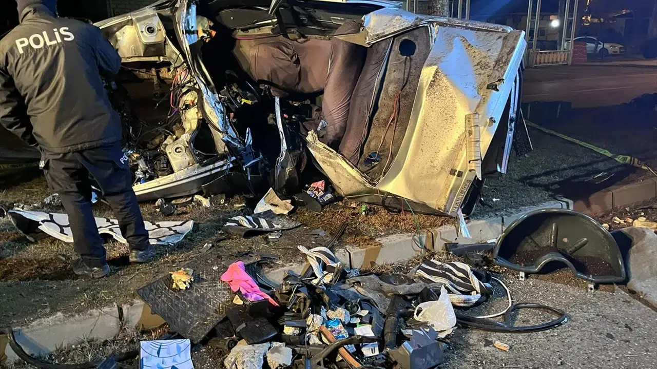 Kastamonu’da yürek yakan kaza! Elektrik direği ve ağaçlara çarpan otomobil can aldı