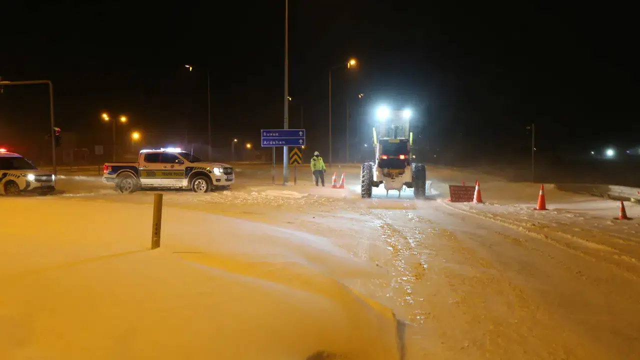 Kars’ta hayat durdu: Tipi kent merkezini vurdu!