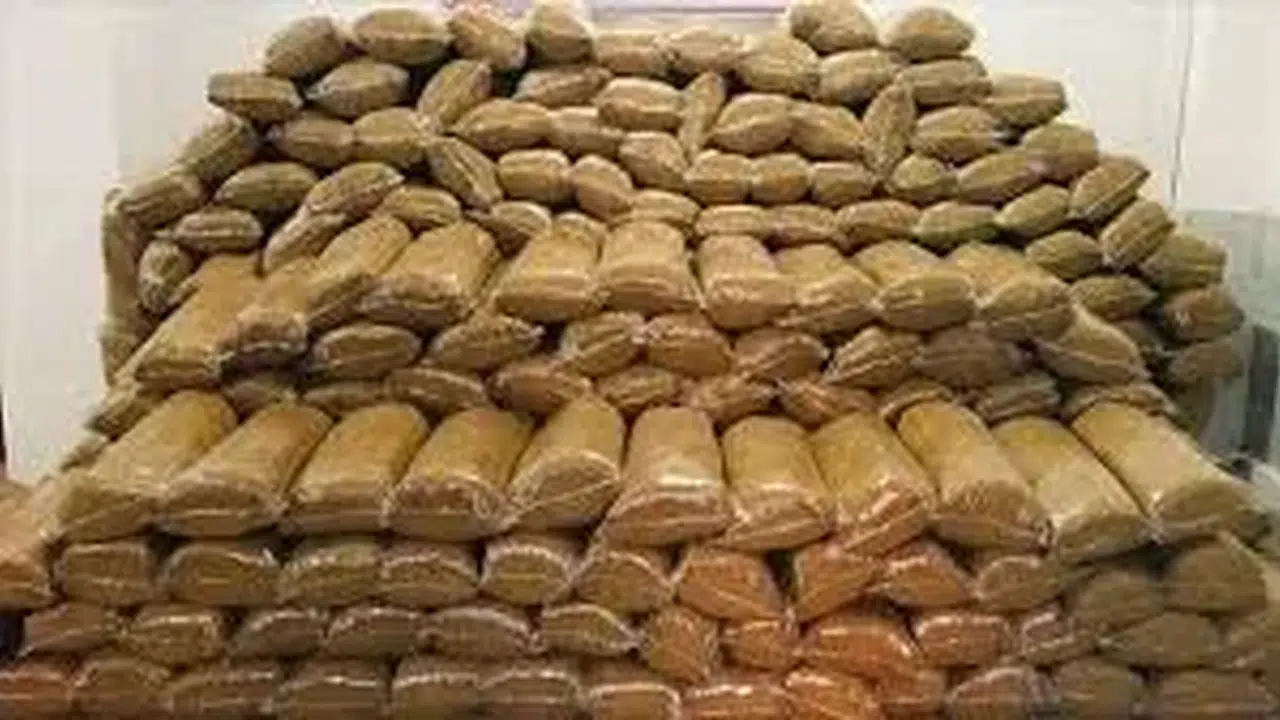 Adana'da kaçakçılara ağır darbe! 1 tondan fazla kaçak tütün ele geçirildi