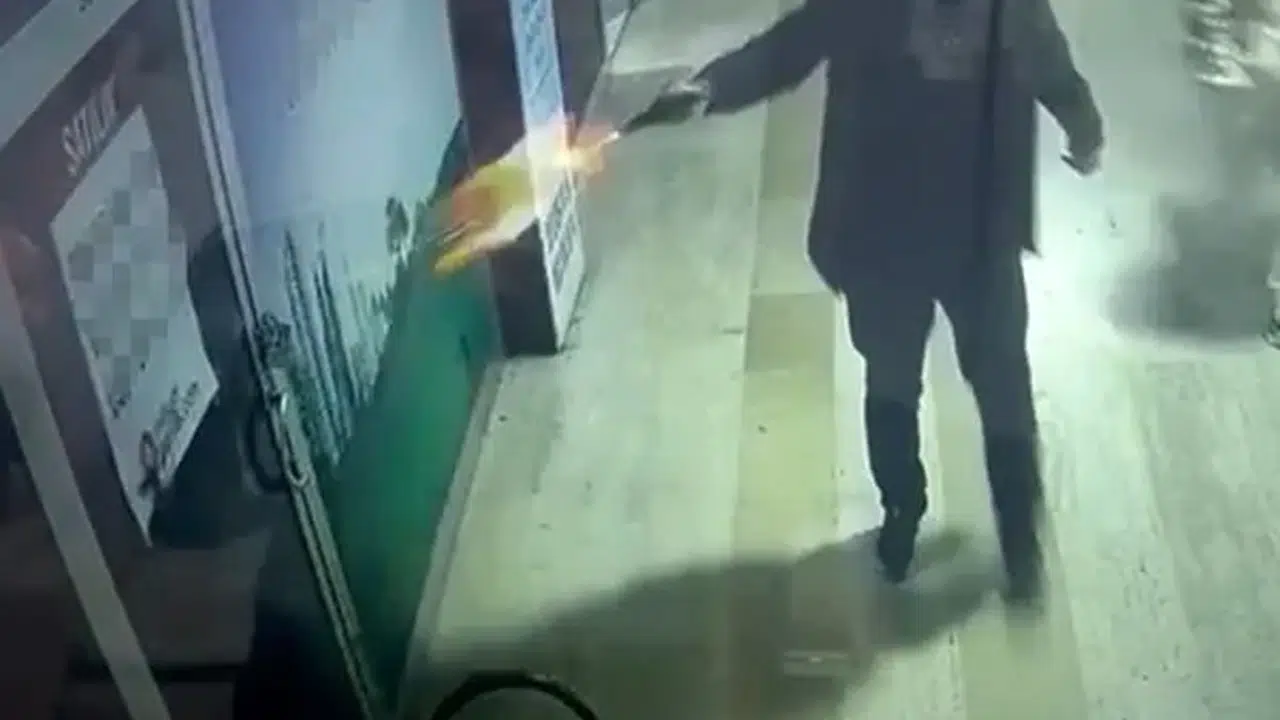 Hiç acele etmedi, iş yerini defalarca kurşunladı: Esenyurt'ta silahlı saldırı!